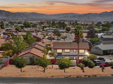 Photo of 15975 Serrano Rd, Apple Valley, CA 92307 (MLS # PW26033991)