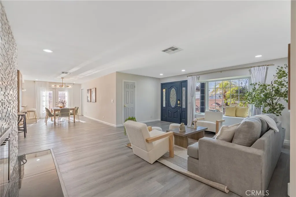 La Crescenta, California 91214, United States, 3 Bedrooms Bedrooms, ,3 BathroomsBathrooms,Residential,Active,230011