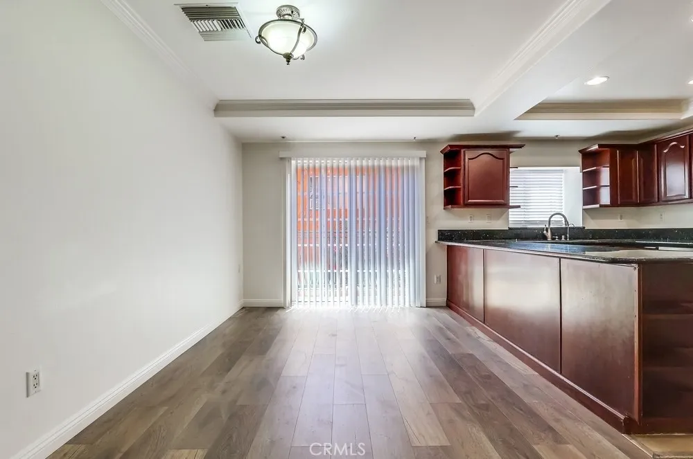 Los Angeles, California 90005, United States, 2 Bedrooms Bedrooms, ,2 BathroomsBathrooms,Residential,Active,204515