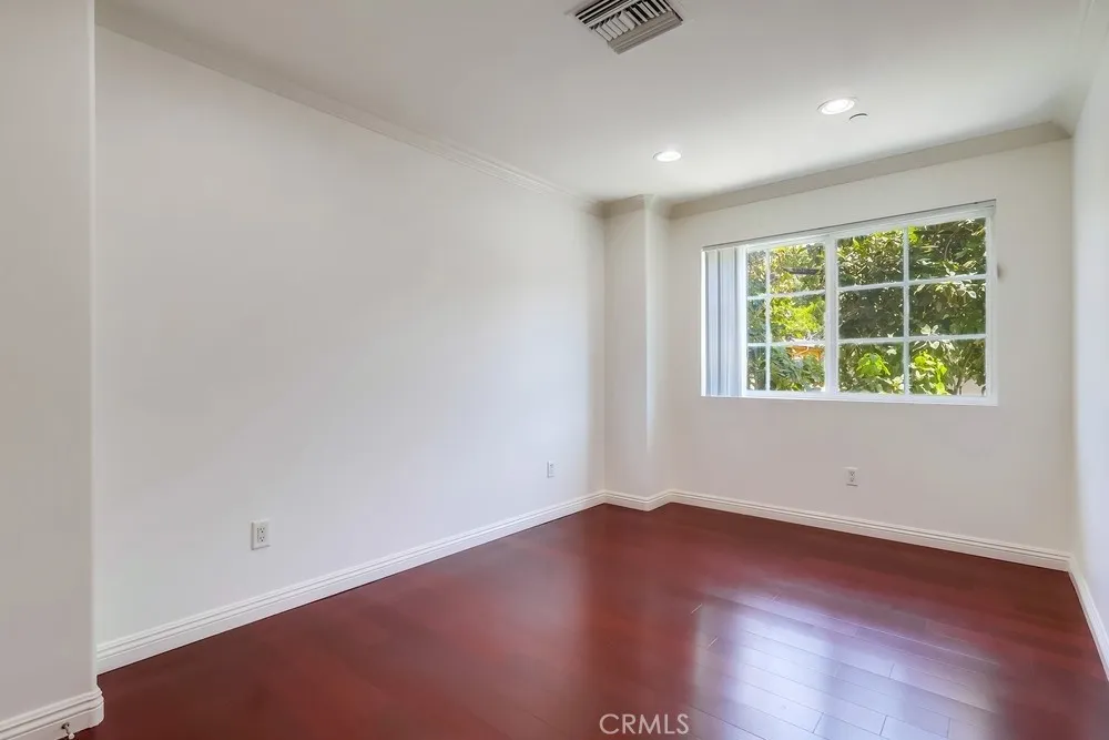 Los Angeles, California 90005, United States, 2 Bedrooms Bedrooms, ,2 BathroomsBathrooms,Residential,Active,204515