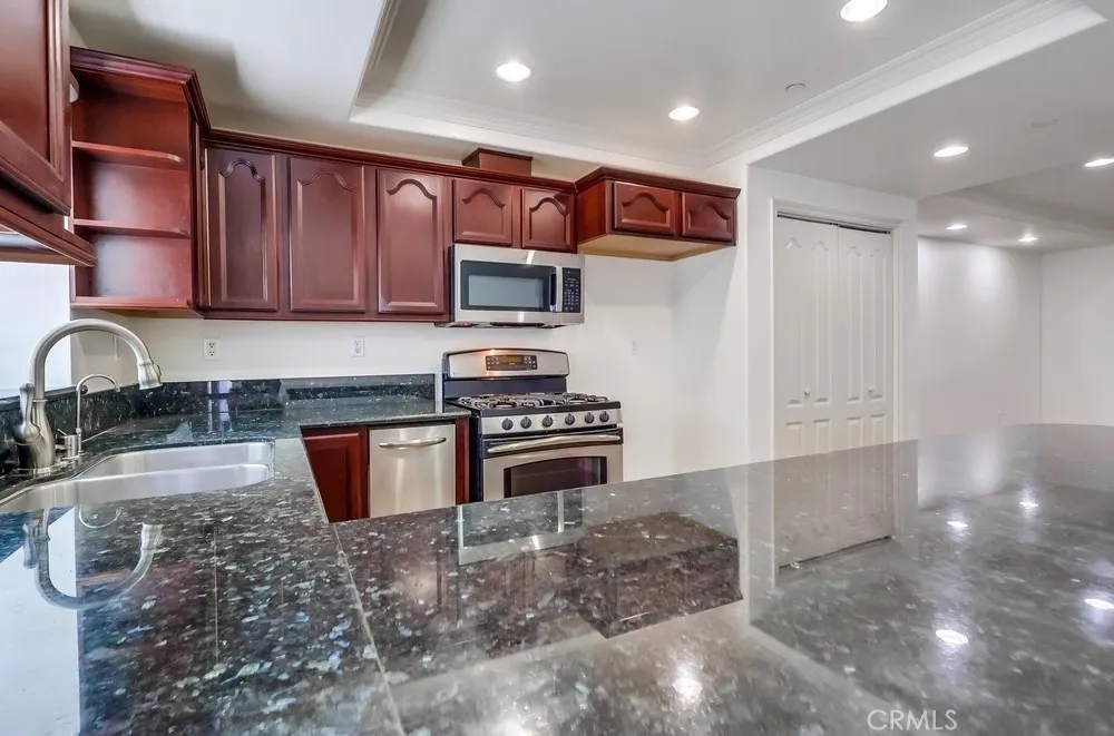 Los Angeles, California 90005, United States, 2 Bedrooms Bedrooms, ,2 BathroomsBathrooms,Residential,Active,204515