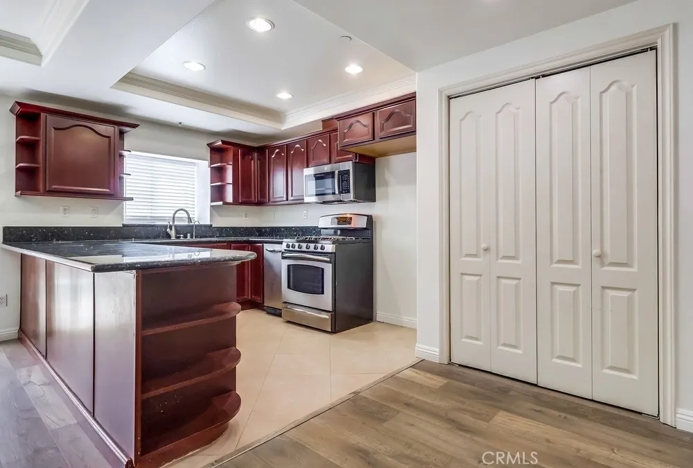 Los Angeles, California 90005, United States, 2 Bedrooms Bedrooms, ,2 BathroomsBathrooms,Residential,Active,204515