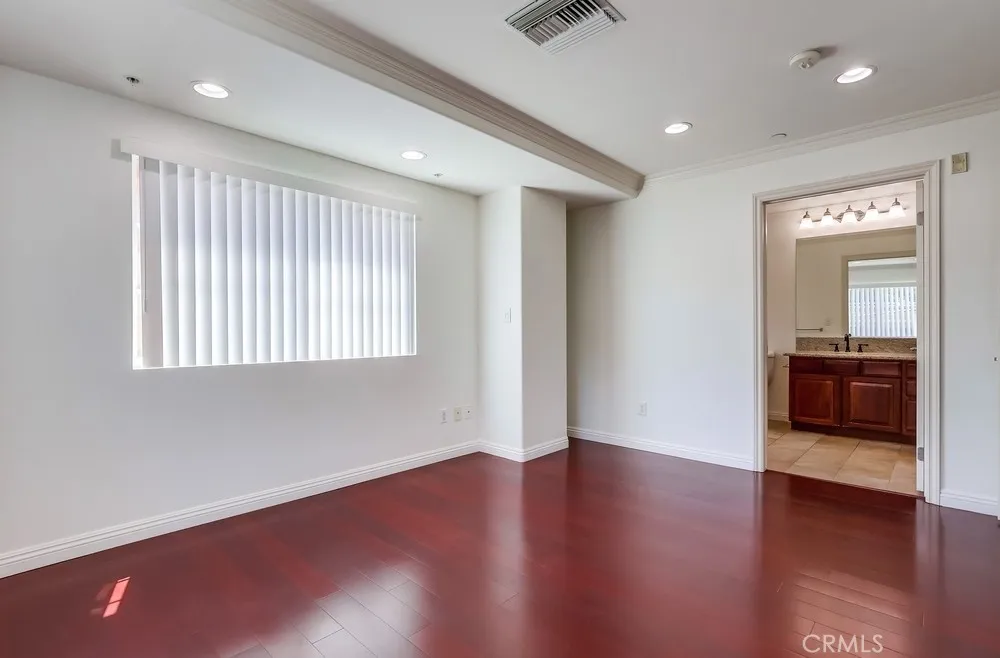 Los Angeles, California 90005, United States, 2 Bedrooms Bedrooms, ,2 BathroomsBathrooms,Residential,Active,204515