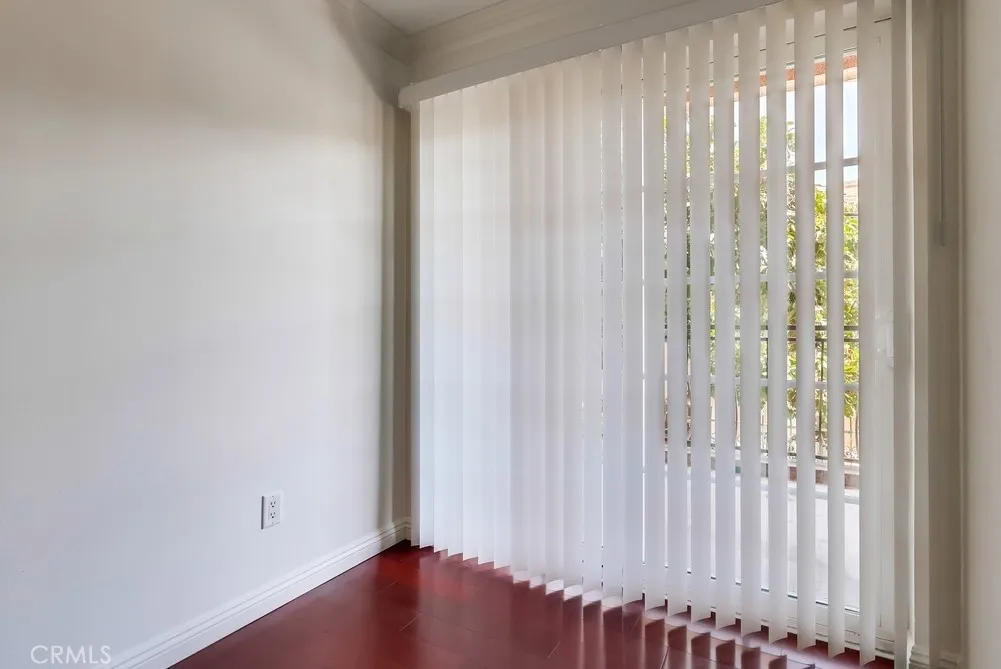 Los Angeles, California 90005, United States, 2 Bedrooms Bedrooms, ,2 BathroomsBathrooms,Residential,Active,204515