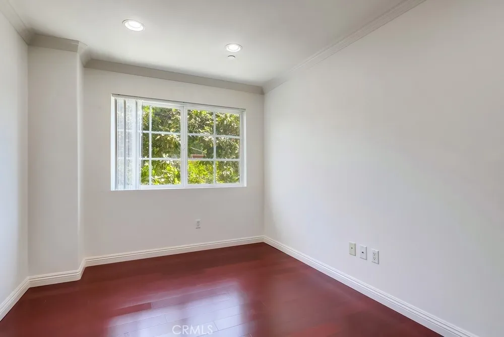 Los Angeles, California 90005, United States, 2 Bedrooms Bedrooms, ,2 BathroomsBathrooms,Residential,Active,204515