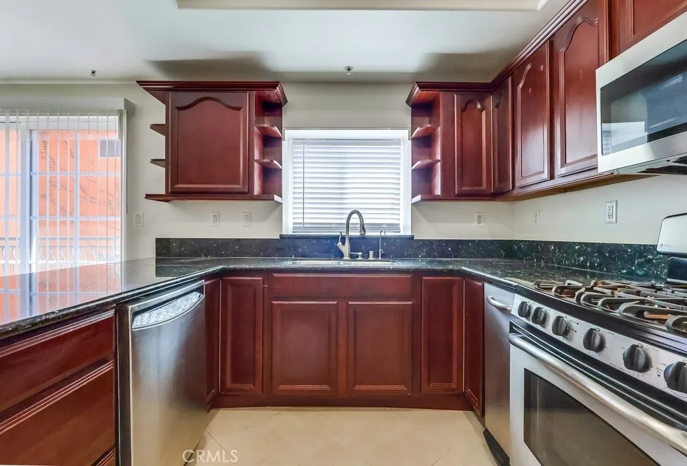 Los Angeles, California 90005, United States, 2 Bedrooms Bedrooms, ,2 BathroomsBathrooms,Residential,Active,204515