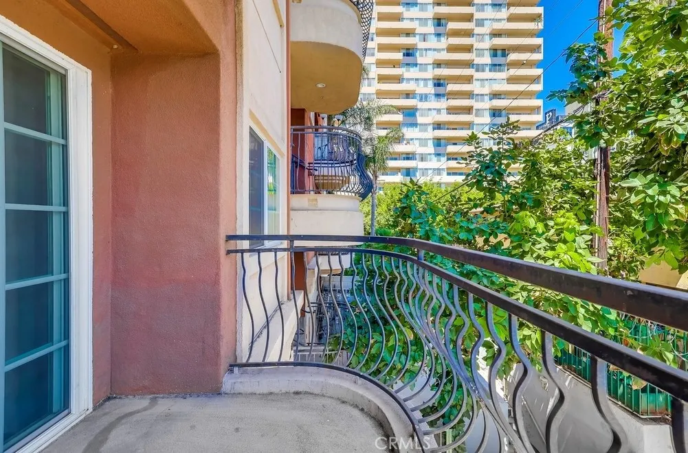 Los Angeles, California 90005, United States, 2 Bedrooms Bedrooms, ,2 BathroomsBathrooms,Residential,Active,204515