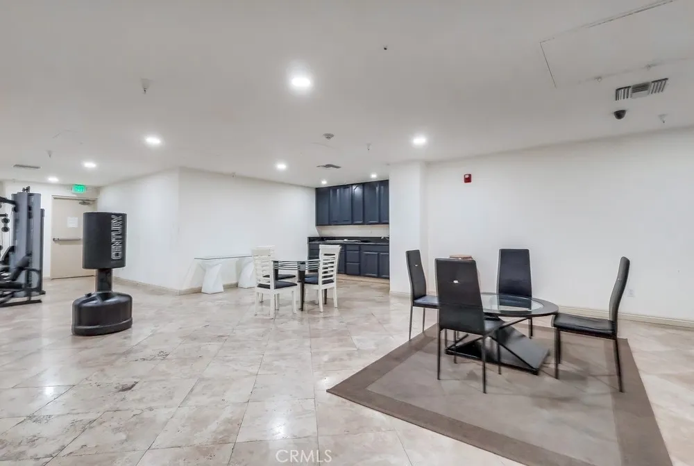 Los Angeles, California 90005, United States, 2 Bedrooms Bedrooms, ,2 BathroomsBathrooms,Residential,Active,204515