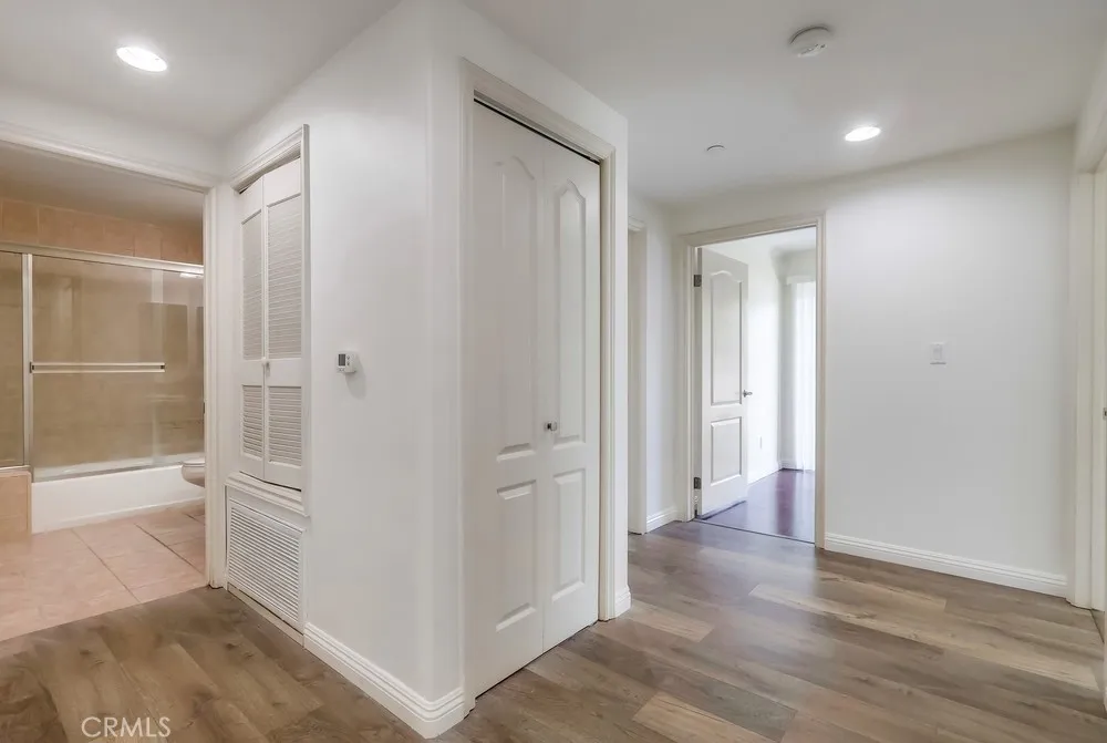 Los Angeles, California 90005, United States, 2 Bedrooms Bedrooms, ,2 BathroomsBathrooms,Residential,Active,204515