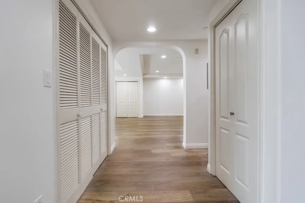 Los Angeles, California 90005, United States, 2 Bedrooms Bedrooms, ,2 BathroomsBathrooms,Residential,Active,204515