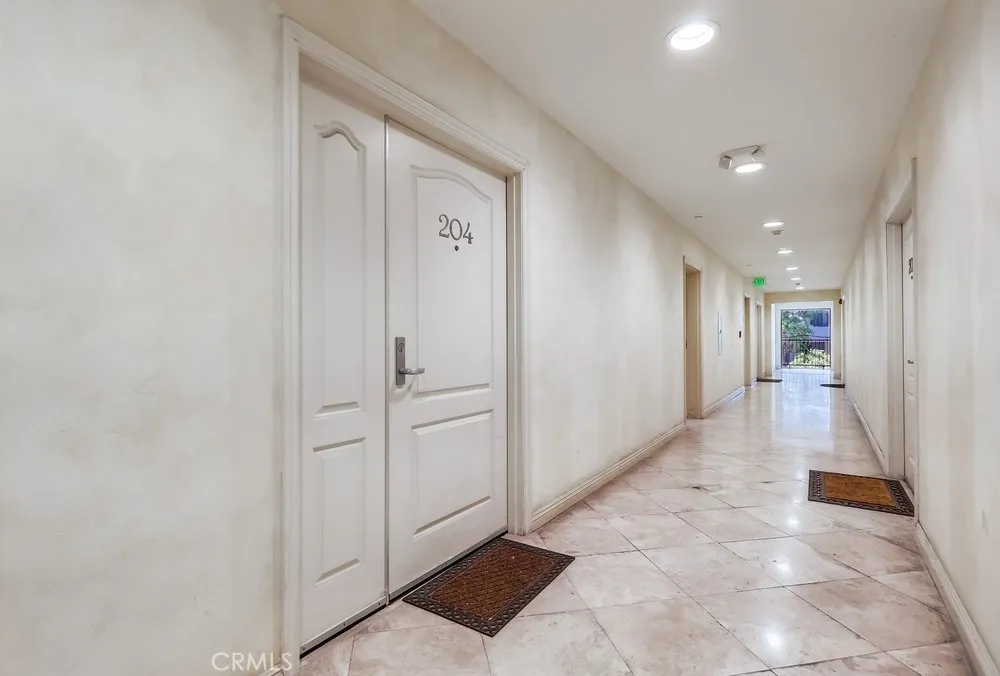 Los Angeles, California 90005, United States, 2 Bedrooms Bedrooms, ,2 BathroomsBathrooms,Residential,Active,204515