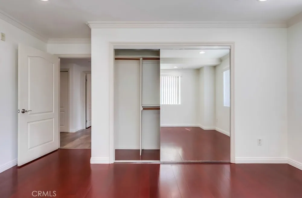 Los Angeles, California 90005, United States, 2 Bedrooms Bedrooms, ,2 BathroomsBathrooms,Residential,Active,204515