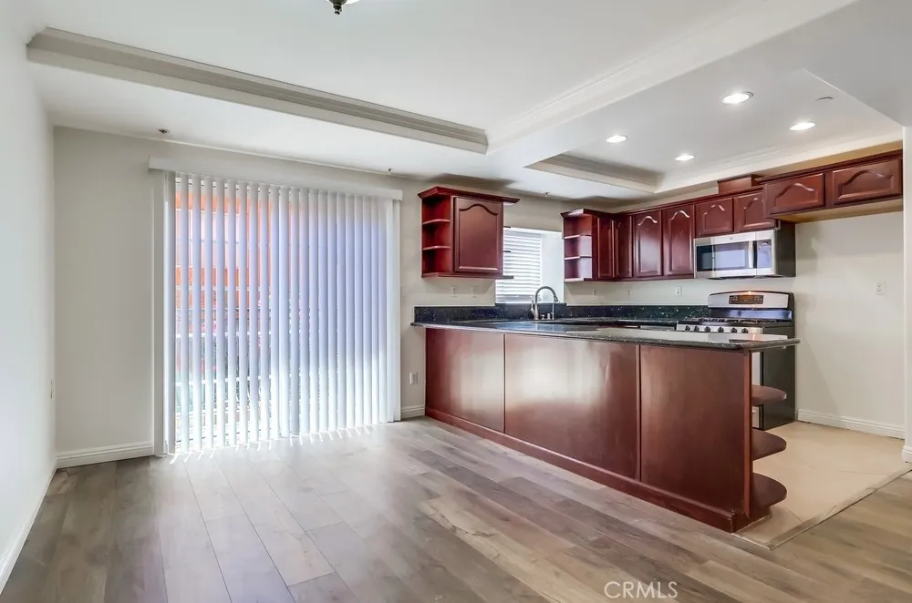 Los Angeles, California 90005, United States, 2 Bedrooms Bedrooms, ,2 BathroomsBathrooms,Residential,Active,204515