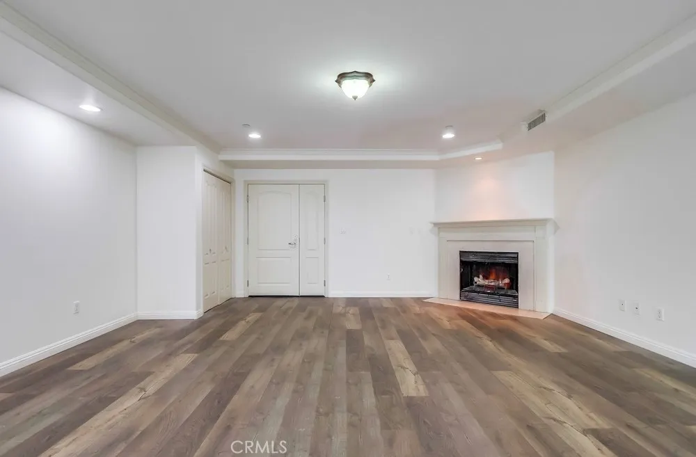 Los Angeles, California 90005, United States, 2 Bedrooms Bedrooms, ,2 BathroomsBathrooms,Residential,Active,204515