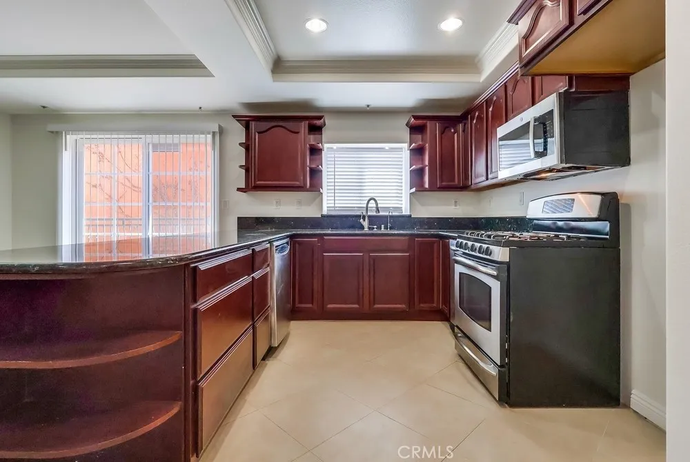 Los Angeles, California 90005, United States, 2 Bedrooms Bedrooms, ,2 BathroomsBathrooms,Residential,Active,204515