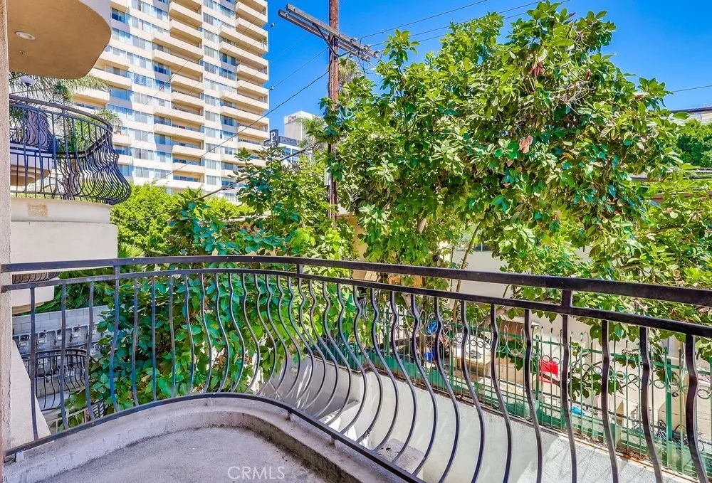 Los Angeles, California 90005, United States, 2 Bedrooms Bedrooms, ,2 BathroomsBathrooms,Residential,Active,204515