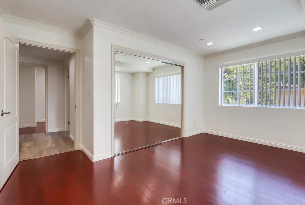 Los Angeles, California 90005, United States, 2 Bedrooms Bedrooms, ,2 BathroomsBathrooms,Residential,Active,204515