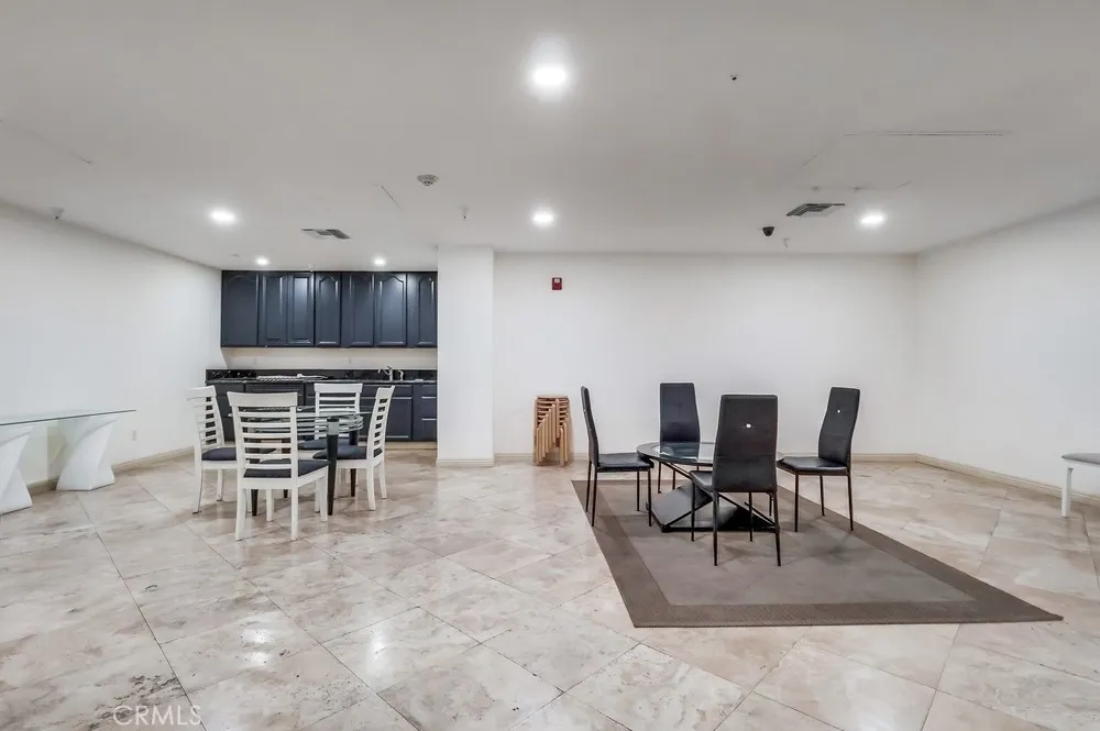 Los Angeles, California 90005, United States, 2 Bedrooms Bedrooms, ,2 BathroomsBathrooms,Residential,Active,204515