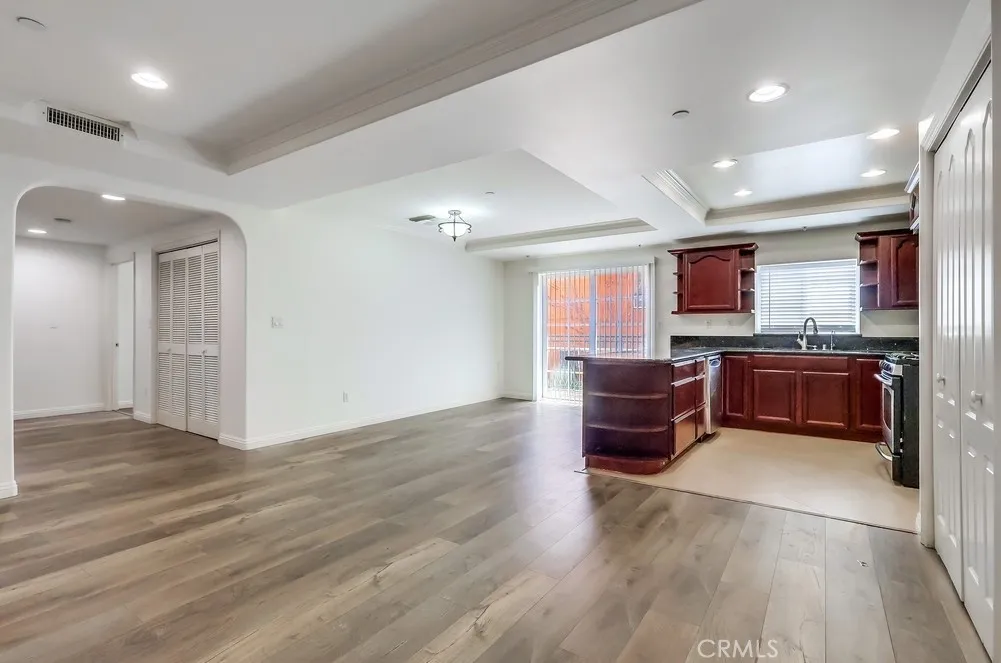 Los Angeles, California 90005, United States, 2 Bedrooms Bedrooms, ,2 BathroomsBathrooms,Residential,Active,204515