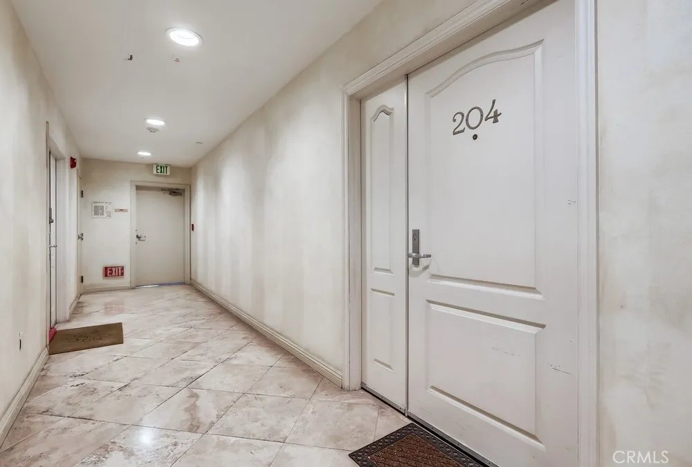 Los Angeles, California 90005, United States, 2 Bedrooms Bedrooms, ,2 BathroomsBathrooms,Residential,Active,204515