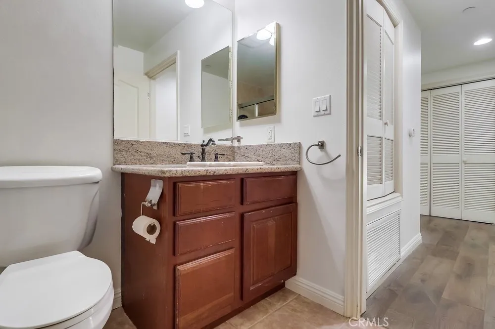 Los Angeles, California 90005, United States, 2 Bedrooms Bedrooms, ,2 BathroomsBathrooms,Residential,Active,204515