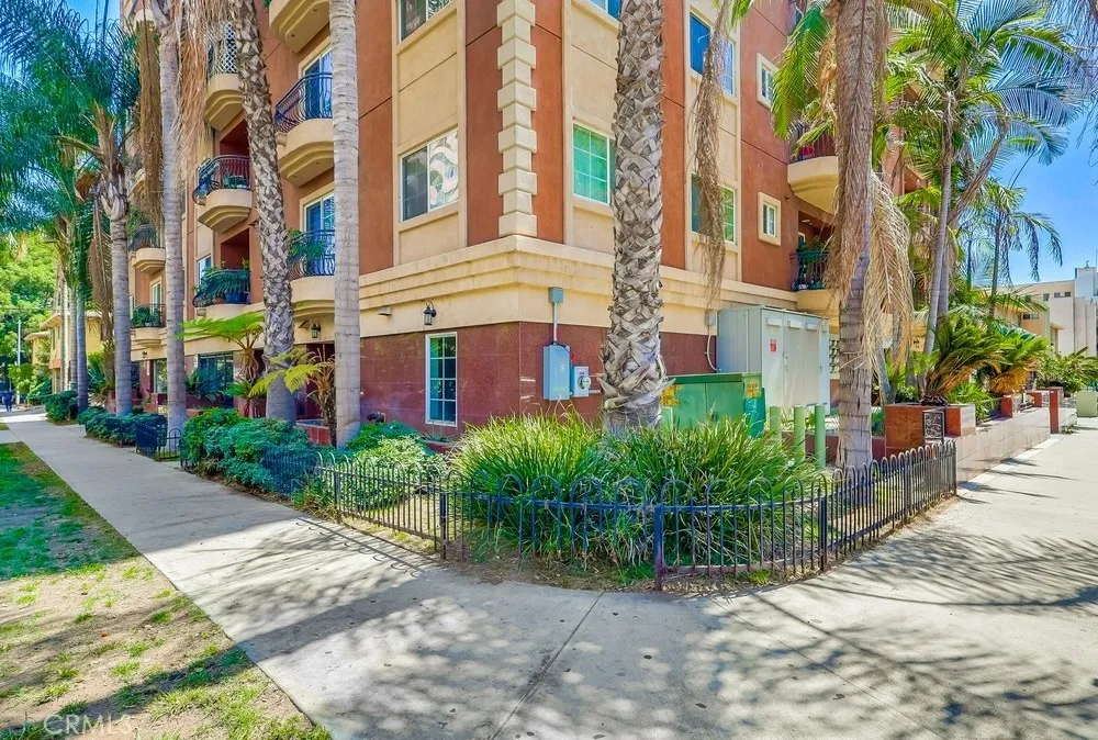 Los Angeles, California 90005, United States, 2 Bedrooms Bedrooms, ,2 BathroomsBathrooms,Residential,Active,204515