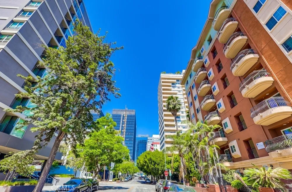 Los Angeles, California 90005, United States, 2 Bedrooms Bedrooms, ,2 BathroomsBathrooms,Residential,Active,204515