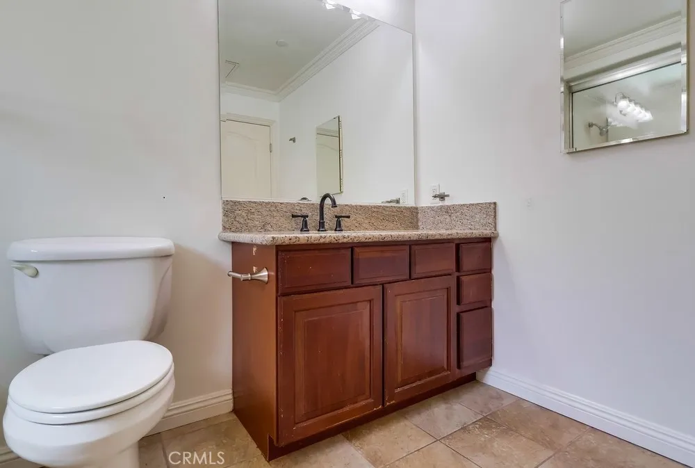 Los Angeles, California 90005, United States, 2 Bedrooms Bedrooms, ,2 BathroomsBathrooms,Residential,Active,204515