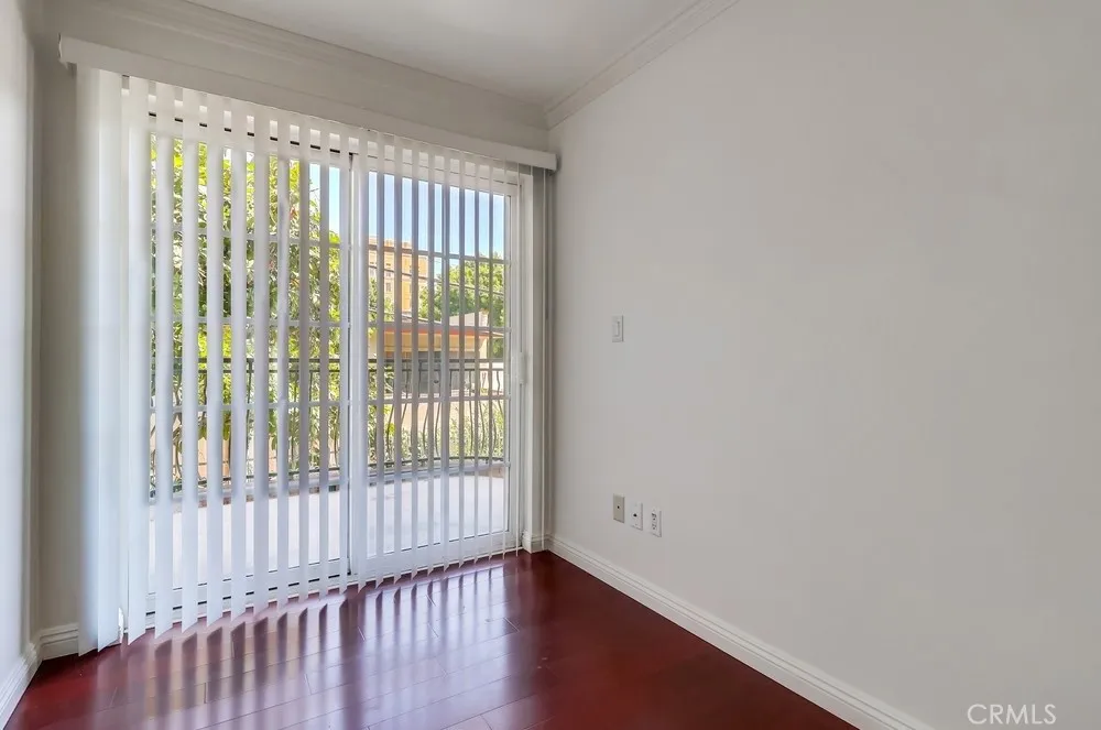 Los Angeles, California 90005, United States, 2 Bedrooms Bedrooms, ,2 BathroomsBathrooms,Residential,Active,204515