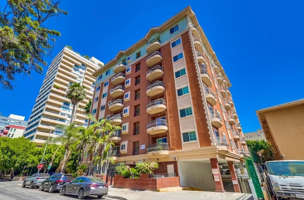 Los Angeles, California 90005, United States, 2 Bedrooms Bedrooms, ,2 BathroomsBathrooms,Residential,Active,204515