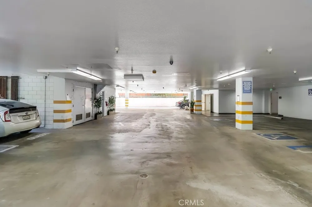 Los Angeles, California 90005, United States, 2 Bedrooms Bedrooms, ,2 BathroomsBathrooms,Residential,Active,204515