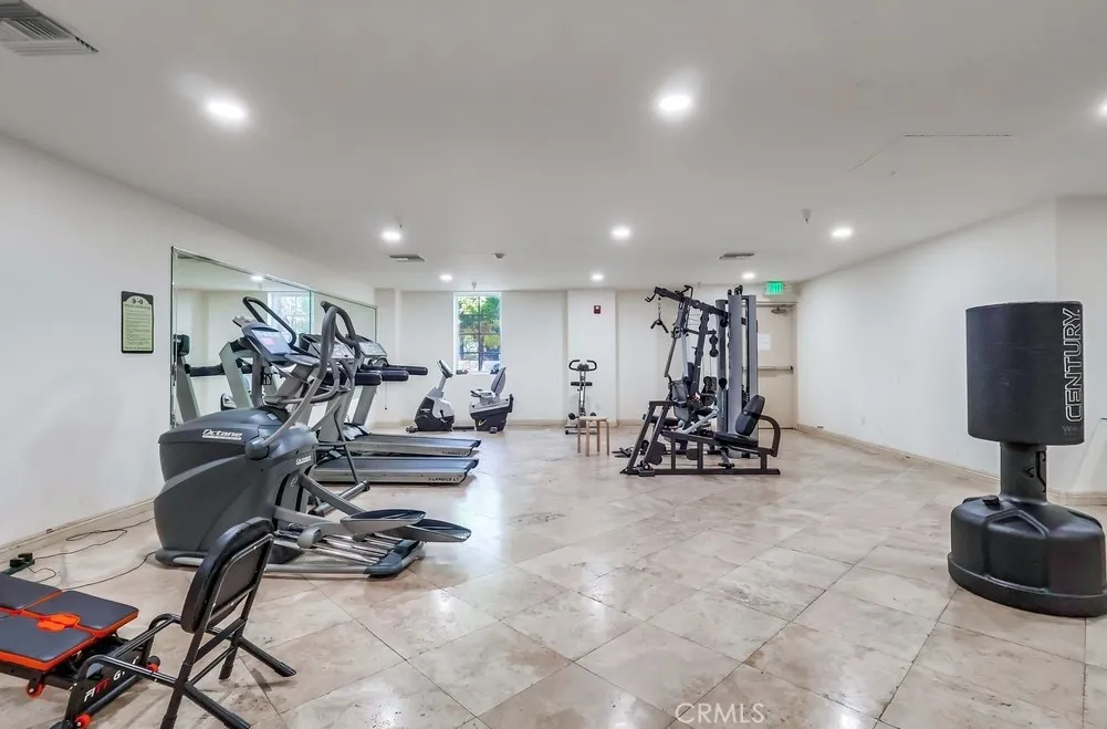 Los Angeles, California 90005, United States, 2 Bedrooms Bedrooms, ,2 BathroomsBathrooms,Residential,Active,204515