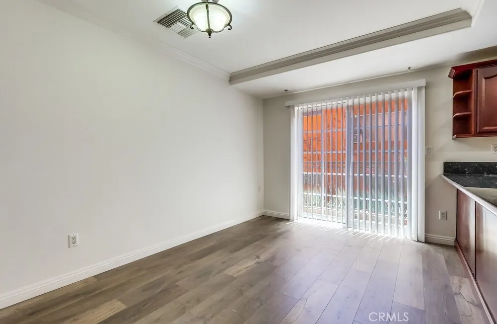 Los Angeles, California 90005, United States, 2 Bedrooms Bedrooms, ,2 BathroomsBathrooms,Residential,Active,204515