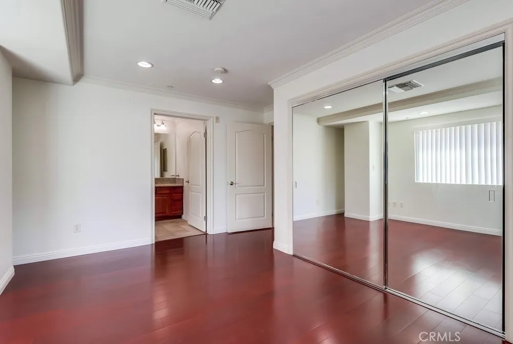 Los Angeles, California 90005, United States, 2 Bedrooms Bedrooms, ,2 BathroomsBathrooms,Residential,Active,204515