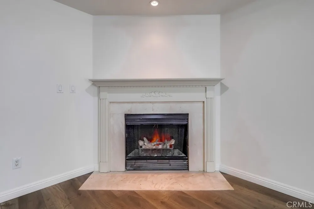 Los Angeles, California 90005, United States, 2 Bedrooms Bedrooms, ,2 BathroomsBathrooms,Residential,Active,204515