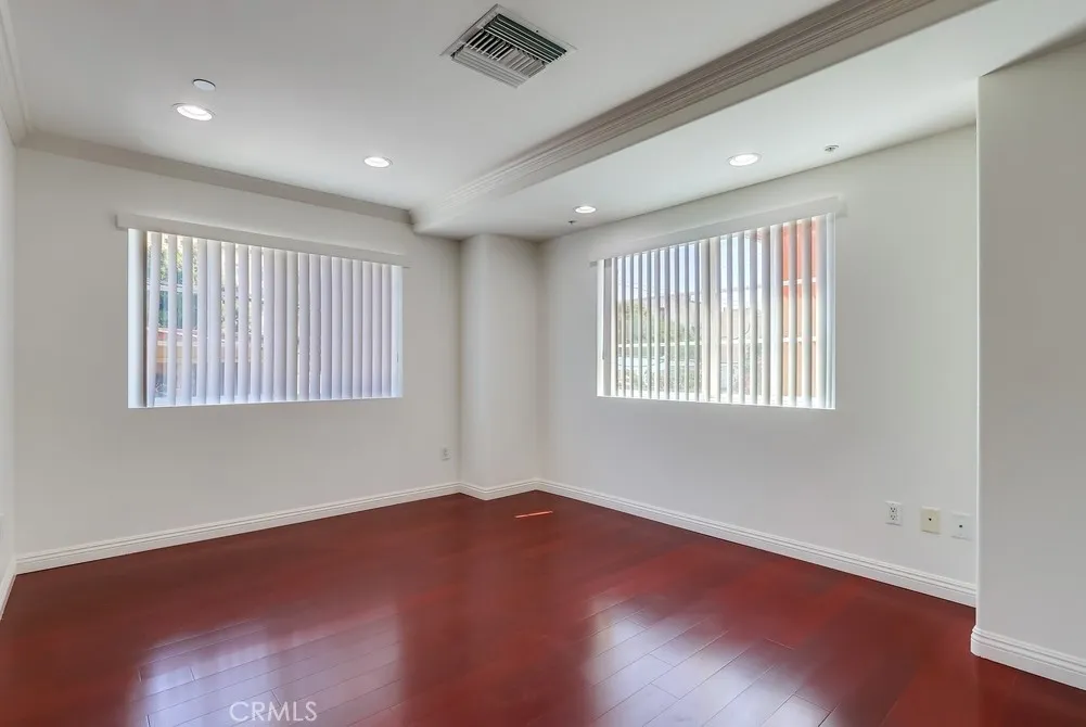 Los Angeles, California 90005, United States, 2 Bedrooms Bedrooms, ,2 BathroomsBathrooms,Residential,Active,204515