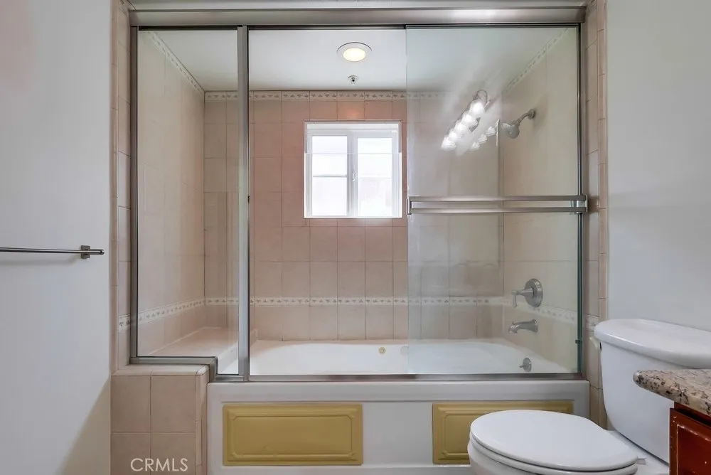 Los Angeles, California 90005, United States, 2 Bedrooms Bedrooms, ,2 BathroomsBathrooms,Residential,Active,204515