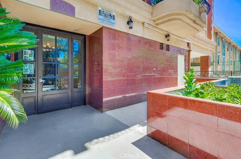 Los Angeles, California 90005, United States, 2 Bedrooms Bedrooms, ,2 BathroomsBathrooms,Residential,Active,204515