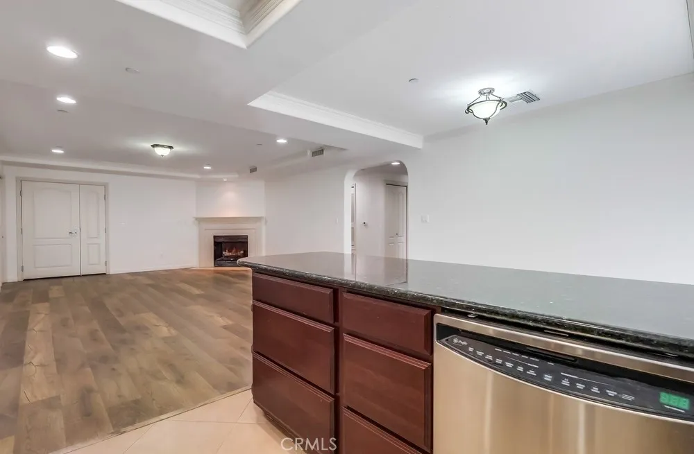 Los Angeles, California 90005, United States, 2 Bedrooms Bedrooms, ,2 BathroomsBathrooms,Residential,Active,204515