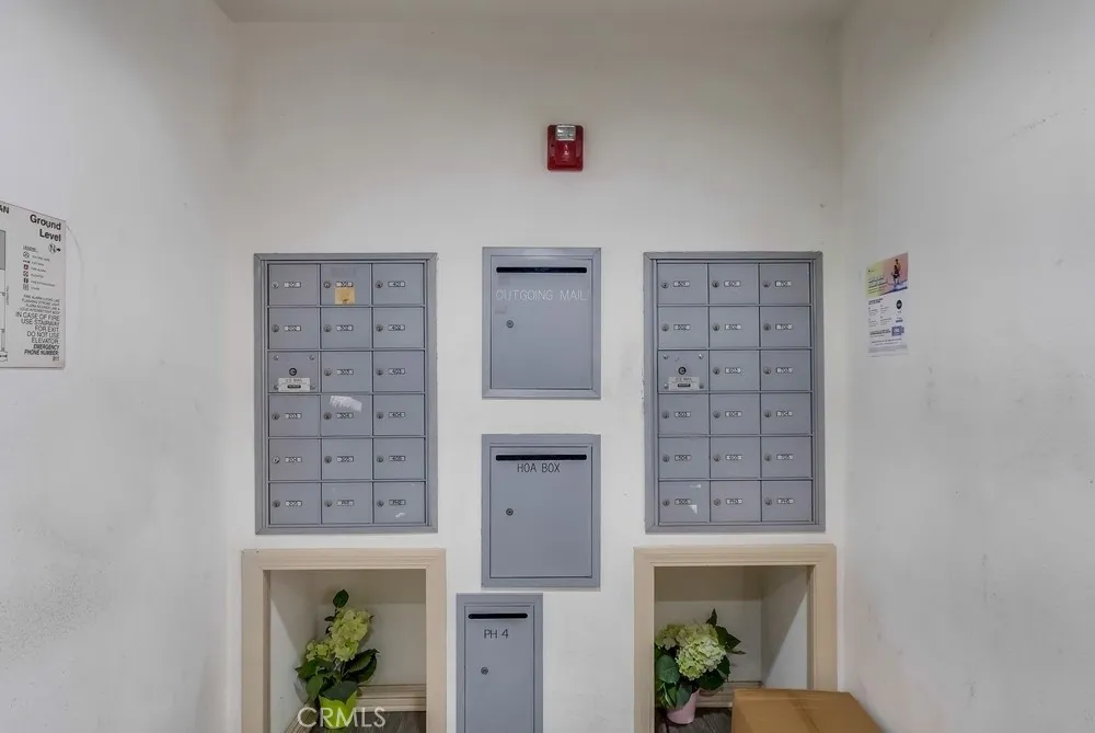 Los Angeles, California 90005, United States, 2 Bedrooms Bedrooms, ,2 BathroomsBathrooms,Residential,Active,204515