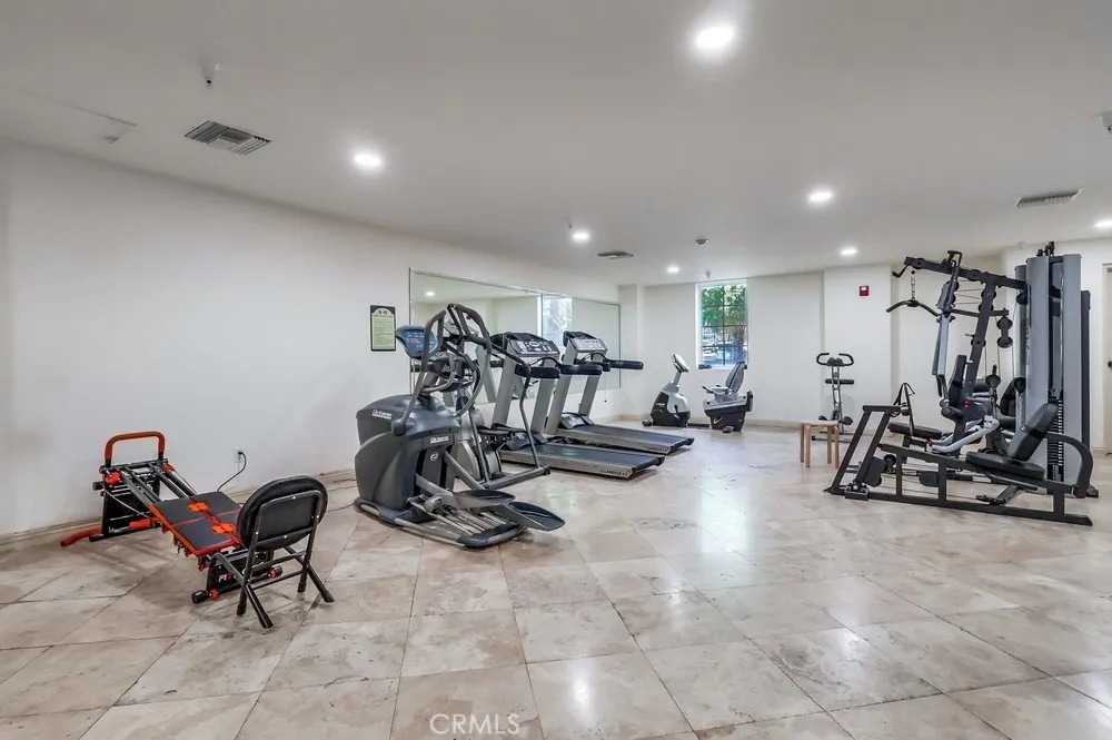 Los Angeles, California 90005, United States, 2 Bedrooms Bedrooms, ,2 BathroomsBathrooms,Residential,Active,204515