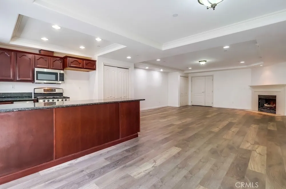 Los Angeles, California 90005, United States, 2 Bedrooms Bedrooms, ,2 BathroomsBathrooms,Residential,Active,204515