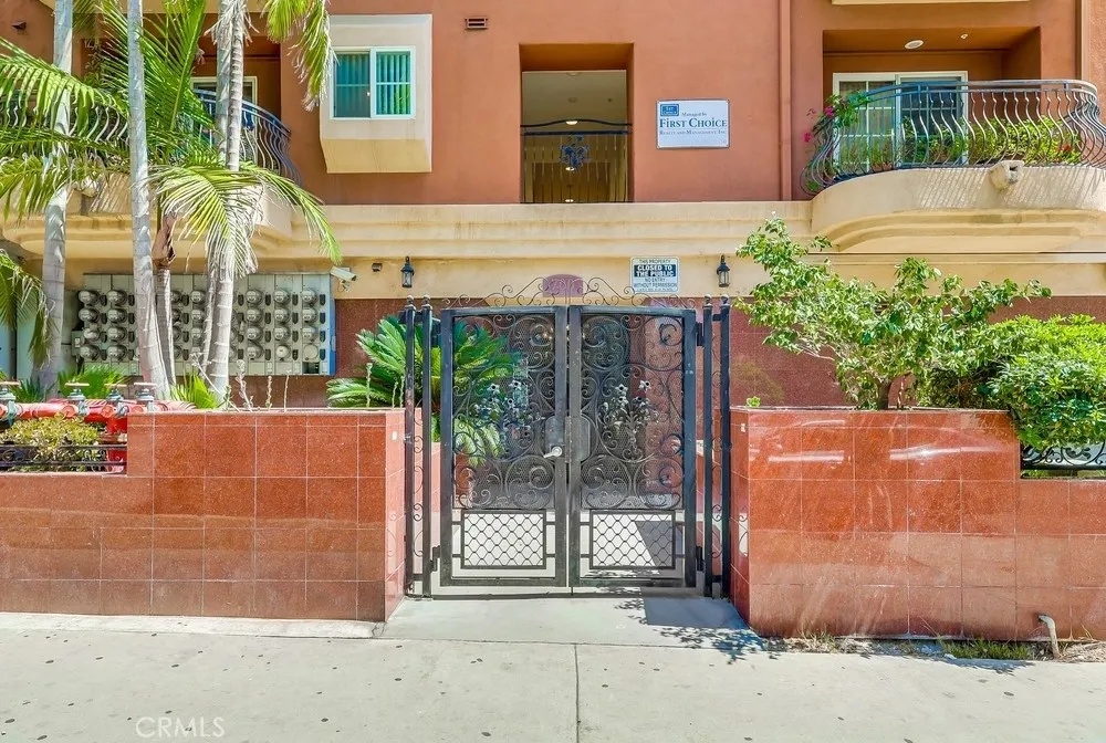 Los Angeles, California 90005, United States, 2 Bedrooms Bedrooms, ,2 BathroomsBathrooms,Residential,Active,204515