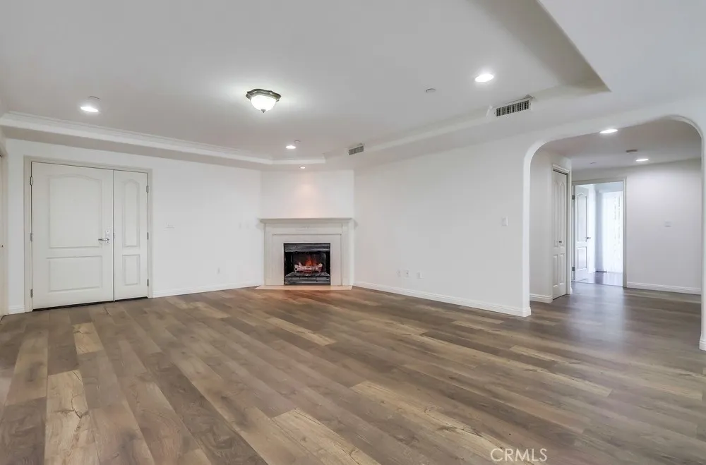 Los Angeles, California 90005, United States, 2 Bedrooms Bedrooms, ,2 BathroomsBathrooms,Residential,Active,204515