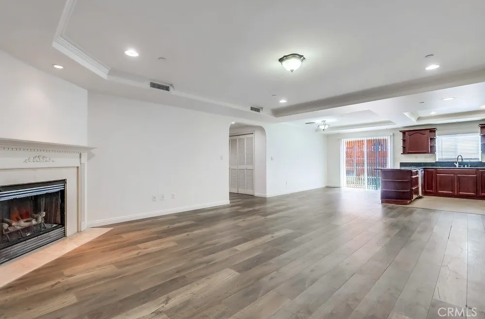 Los Angeles, California 90005, United States, 2 Bedrooms Bedrooms, ,2 BathroomsBathrooms,Residential,Active,204515