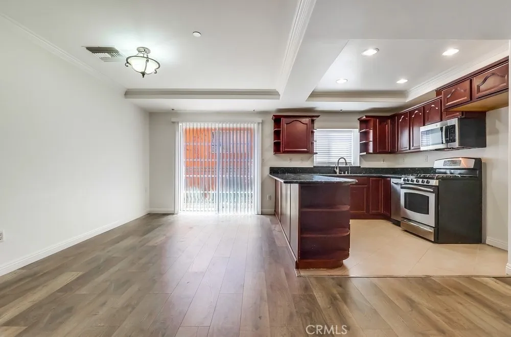 Los Angeles, California 90005, United States, 2 Bedrooms Bedrooms, ,2 BathroomsBathrooms,Residential,Active,204515