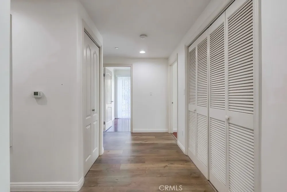 Los Angeles, California 90005, United States, 2 Bedrooms Bedrooms, ,2 BathroomsBathrooms,Residential,Active,204515