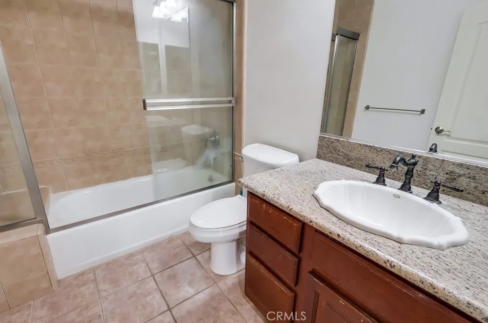 Los Angeles, California 90005, United States, 2 Bedrooms Bedrooms, ,2 BathroomsBathrooms,Residential,Active,204515