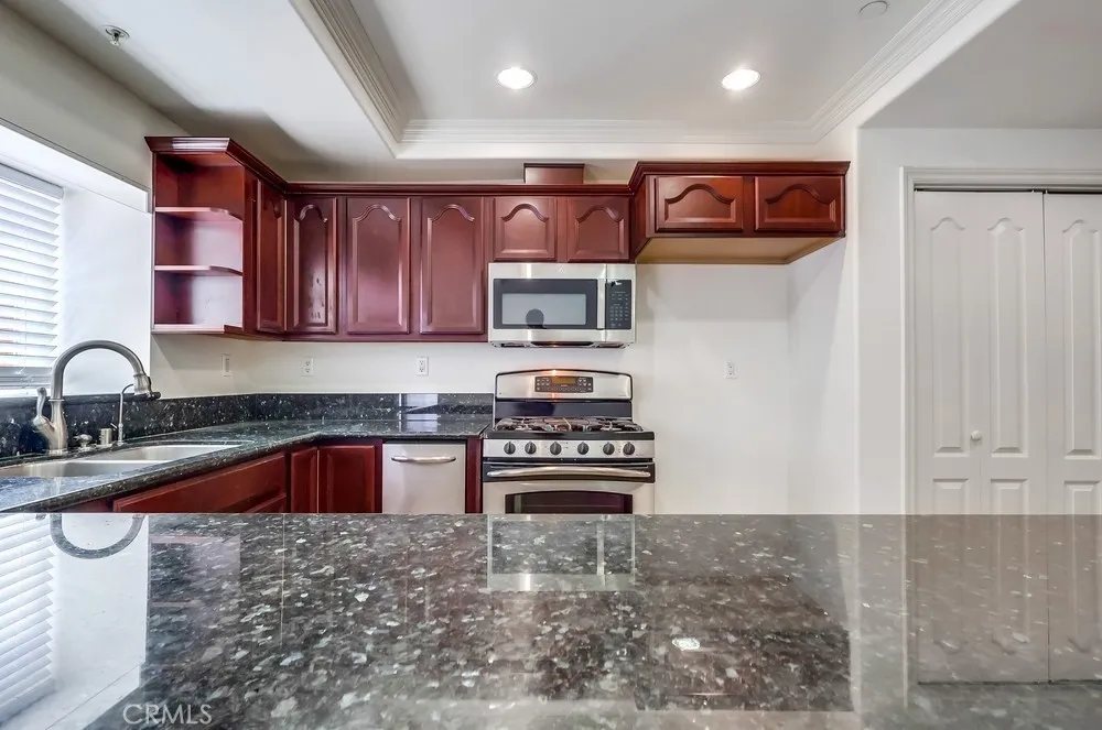 Los Angeles, California 90005, United States, 2 Bedrooms Bedrooms, ,2 BathroomsBathrooms,Residential,Active,204515