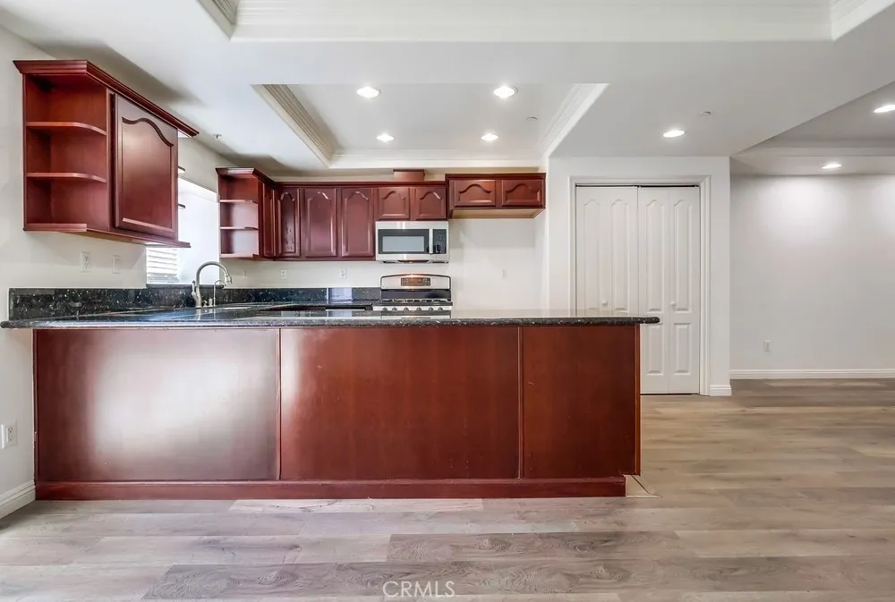 Los Angeles, California 90005, United States, 2 Bedrooms Bedrooms, ,2 BathroomsBathrooms,Residential,Active,204515